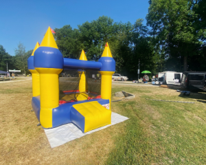 DALU Leiht - Hüpfburg auf der Wiese in Mering