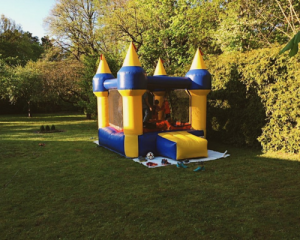 DALU Leiht - Hüpfburg auf dem Rasen in Merching