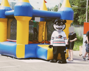 DALU Leiht - Hüpfen beim Ice Hockey in Augsburg