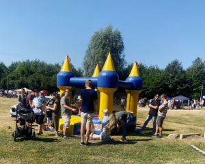 DALU Leiht - Kinder hüpfen beim Sommerfest in Mering