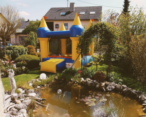 DALU Leiht - Hüpfburg beim Teich in Augsburg